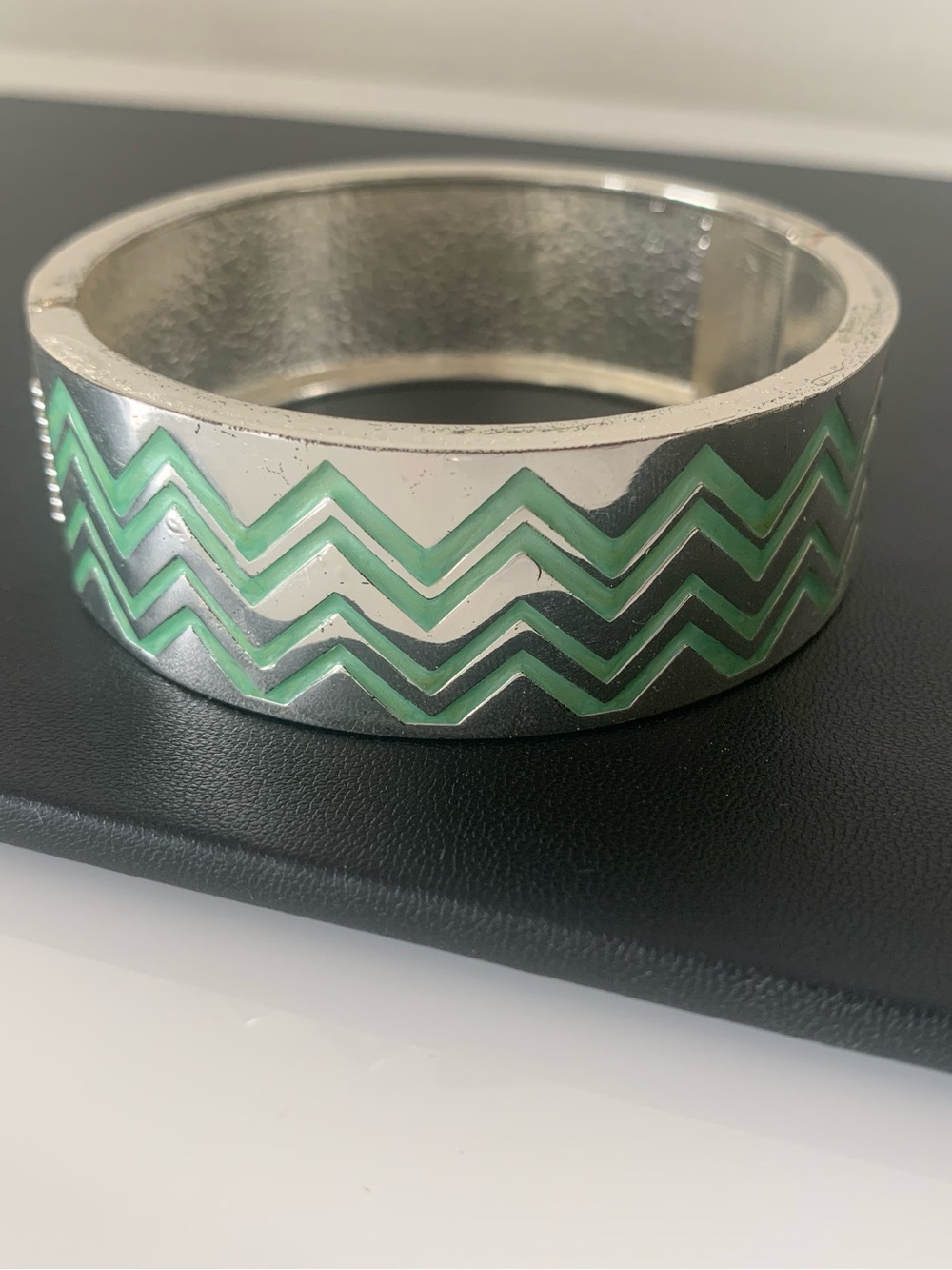 Sal y Limon SYL Silver Green Enamel Chevron Hinged Bangle Bracelet